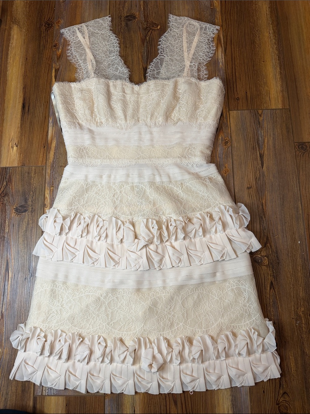 BCBGMAXAZRIA NWOT Ivory Lace Ruffle Dress Size 6 Bridal Cocktail